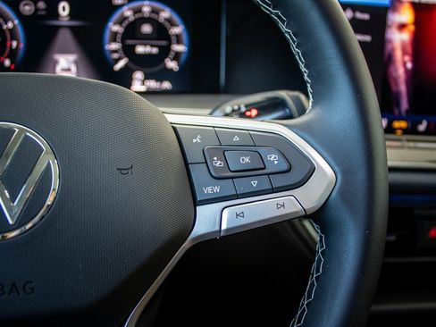 Certified 2025 Volkswagen Tiguan SE image 35