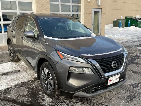 Used 2023 Nissan Rogue SV image 3