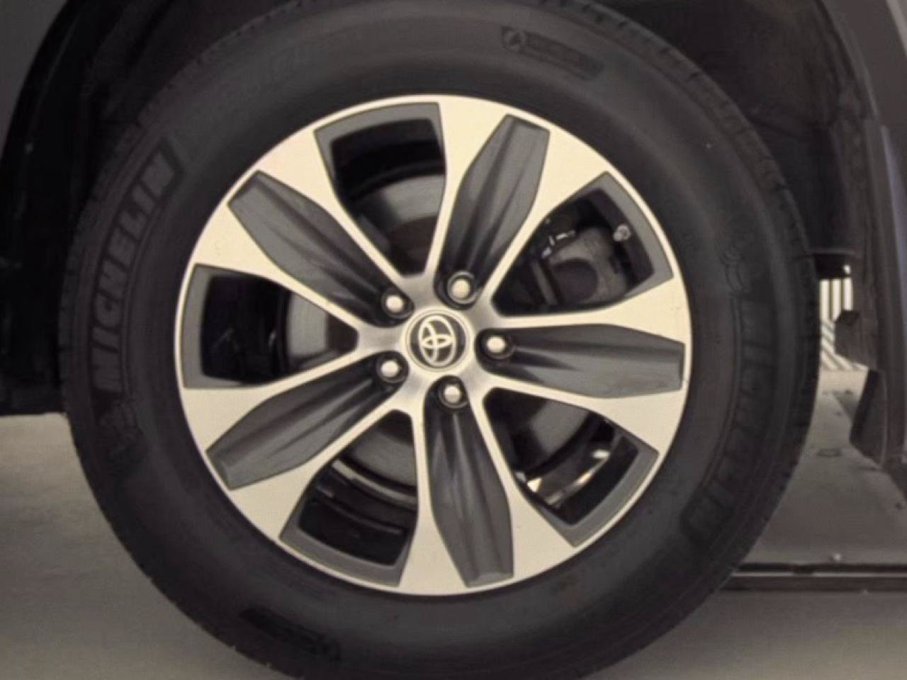 Used 2022 Toyota Highlander XLE AWD/4WD image 15