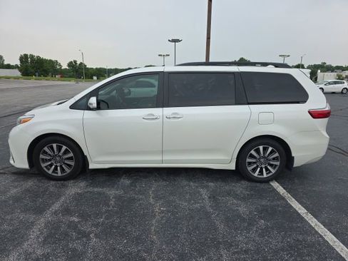 Used 2020 Toyota Sienna Limited Premium FWD image 2