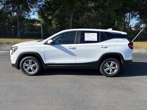 Used 2024 GMC Terrain SLE image 2