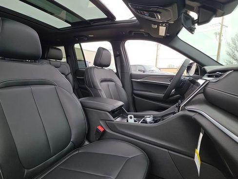 New 2025 Jeep Grand Cherokee Limited w/ Black Appearance Package image 12