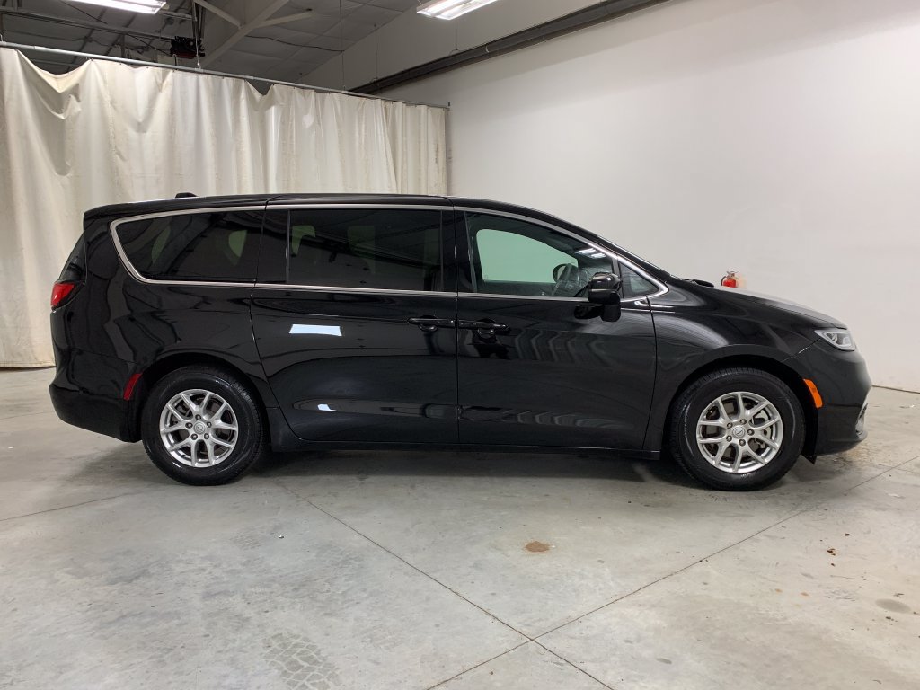 Used 2026 Chrysler Pacifica Select FWD image 11