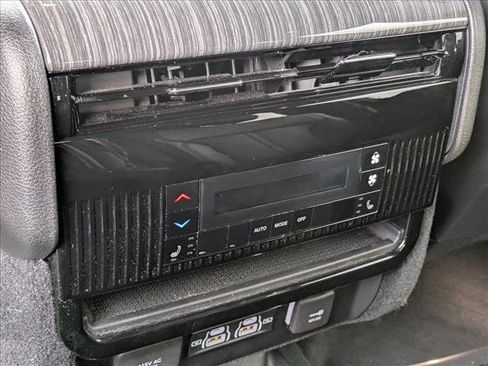 Used 2022 Jeep Wagoneer Series III w/ Flexible Seating Group image 17