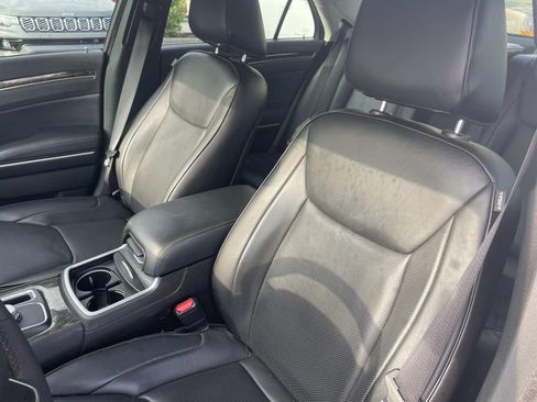 Used 2023 Chrysler 300 Touring L w/ Comfort Group RWD image 17