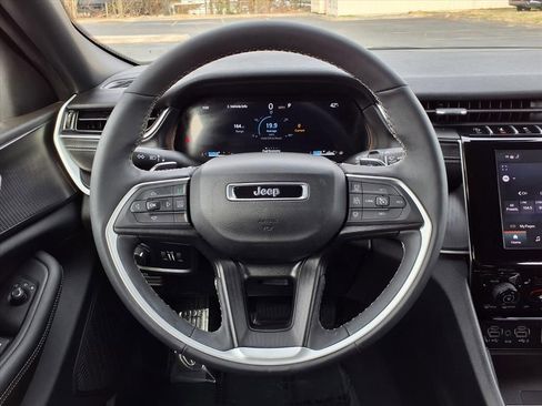 Used 2024 Jeep Grand Cherokee Altitude image 14