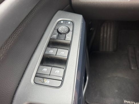 Used 2025 Nissan Pathfinder SV FWD image 18