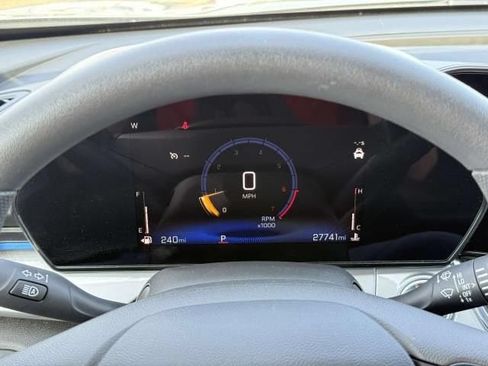 Used 2025 Chevrolet Trax LT FWD image 14