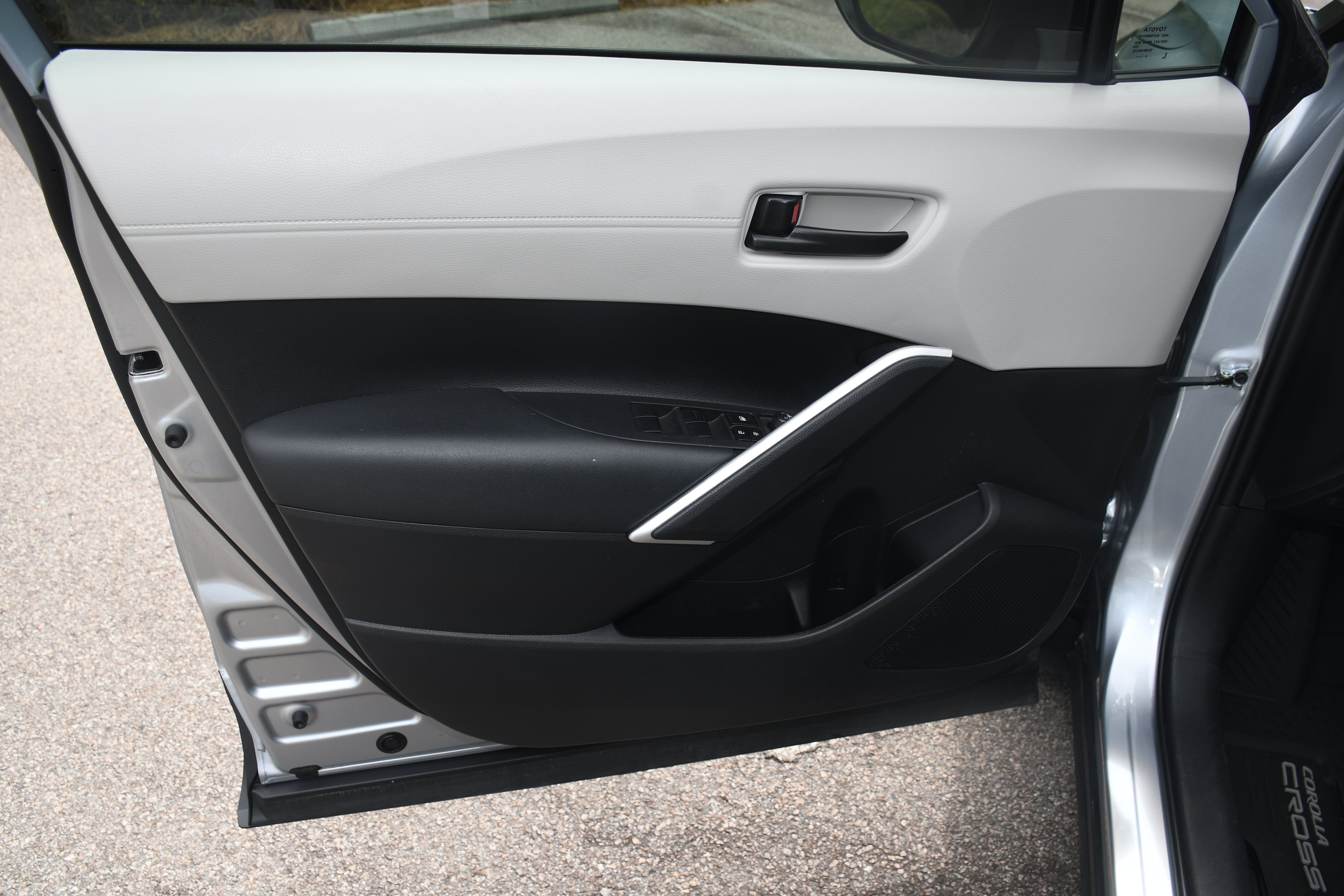 Certified 2025 Toyota Corolla Cross LE w/ Moonroof Package FWD image 10