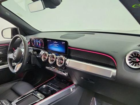 Used 2025 Mercedes-Benz GLB 250 4MATIC w/ Exclusive Package image 23