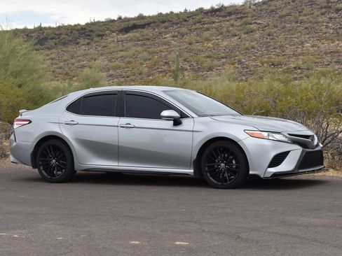 Used 2020 Toyota Camry XSE FWD image 3