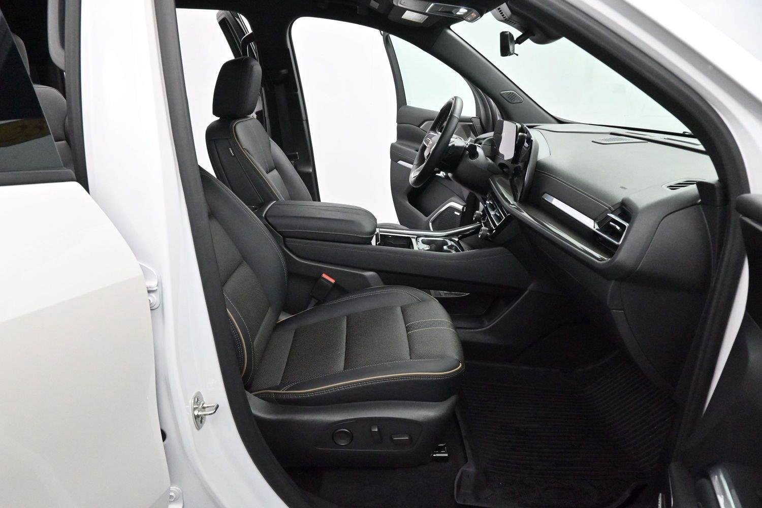 Used 2025 Chevrolet Traverse High Country FWD image 32