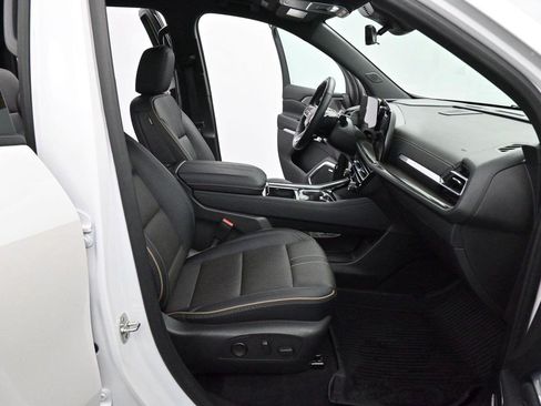 Used 2025 Chevrolet Traverse High Country FWD image 32