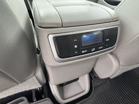 Used 2018 Toyota Highlander XLE AWD/4WD image 18