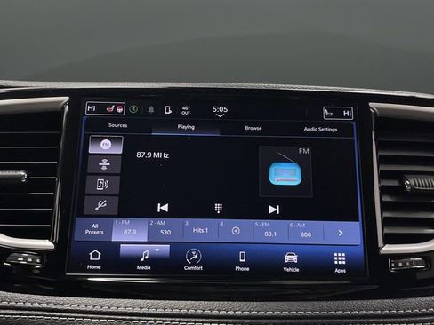 Certified 2024 Chrysler Pacifica Touring-L image 18