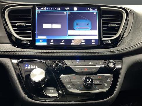 Used 2026 Chrysler Pacifica Select FWD image 13