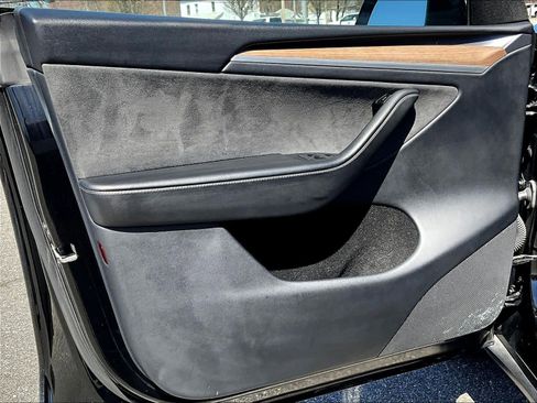 Used 2024 Tesla Model Y Long Range AWD/4WD image 9