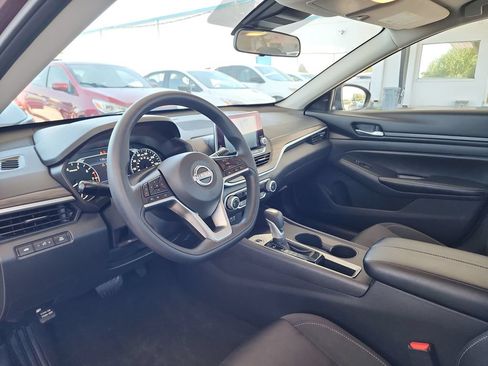 Used 2025 Nissan Altima 2.5 SV FWD image 14
