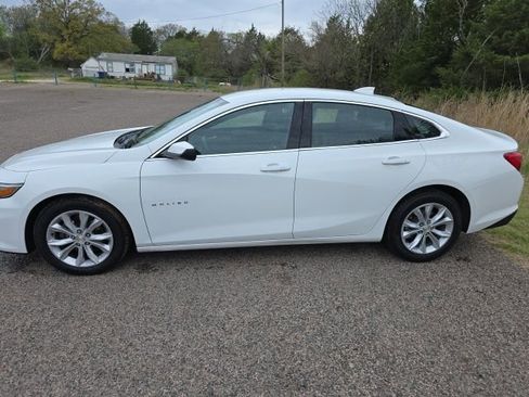 Used 2025 Chevrolet Malibu LT image 2