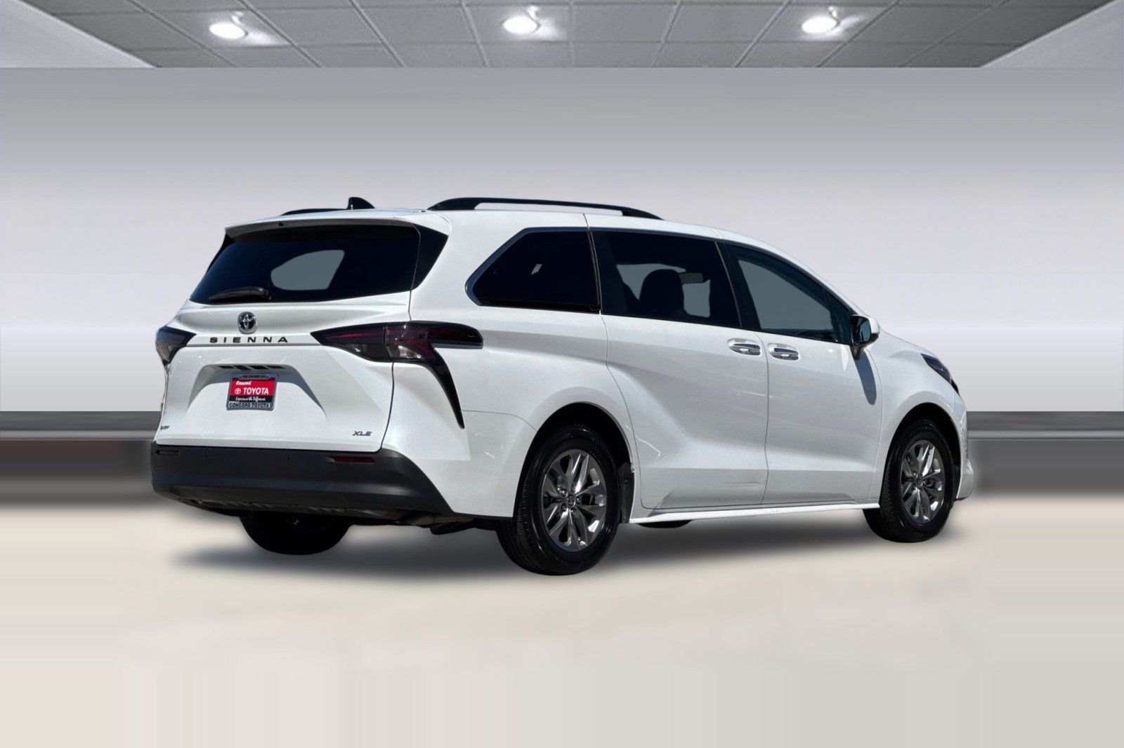 Used 2026 Toyota Sienna XLE FWD image 9