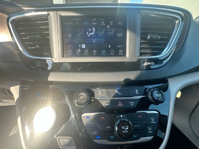 Used 2018 Chrysler Pacifica Touring-L FWD image 21