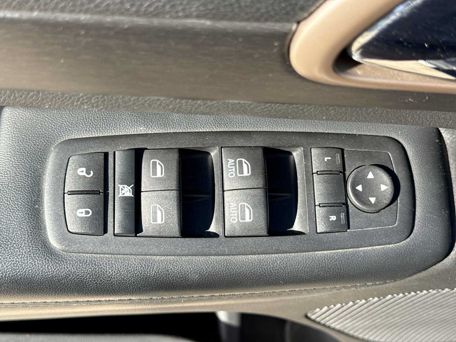 Used 2015 Jeep Grand Cherokee Laredo w/ Quick Order Package 23E AWD/4WD image 16