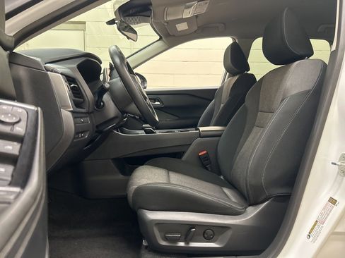 Used 2024 Nissan Rogue SV image 7