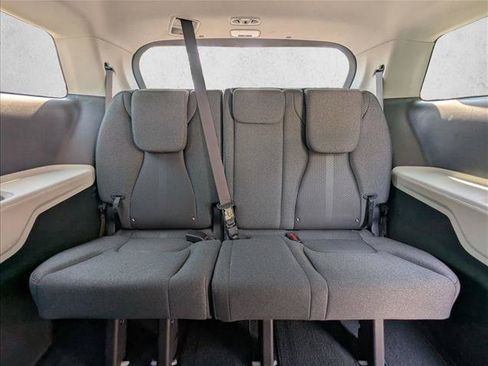 Used 2022 Kia Carnival LX FWD image 19