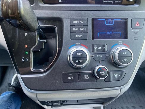 Used 2020 Toyota Sienna XLE w/ XLE Navigation Package image 19