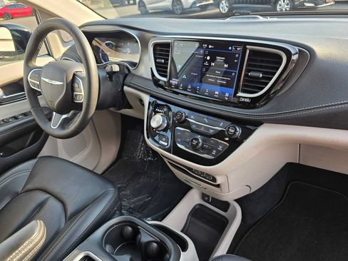 Used 2024 Chrysler Pacifica Limited FWD image 12