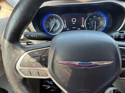 Used 2017 Chrysler Pacifica Touring-L Plus FWD image 24