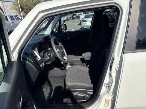 Used 2018 Jeep Renegade Latitude image 10