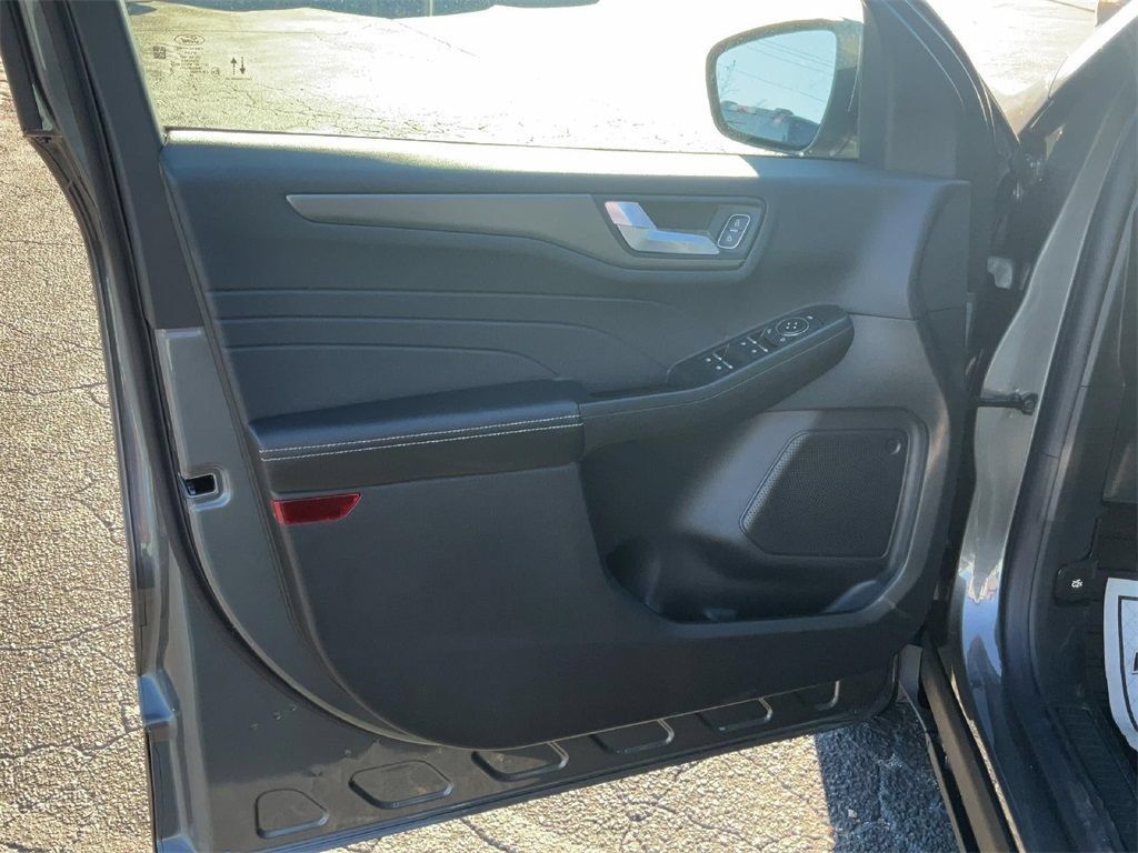 New 2025 Ford Escape SE FWD image 16