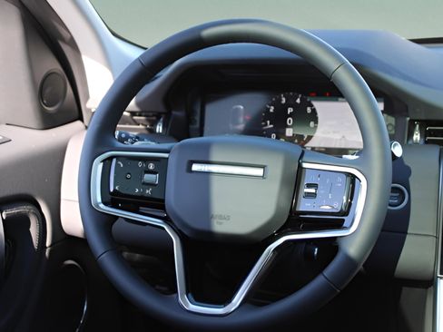 Used 2025 Land Rover Discovery Sport S image 15