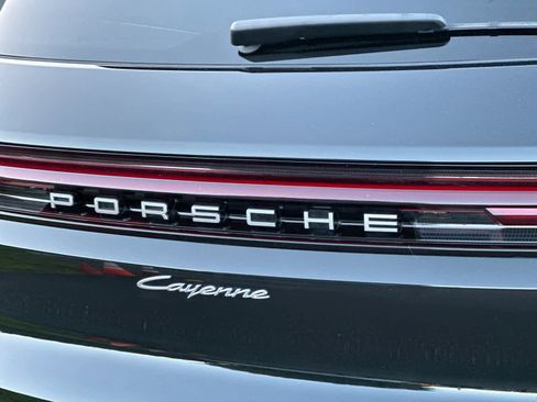 Used 2025 Porsche Cayenne image 32