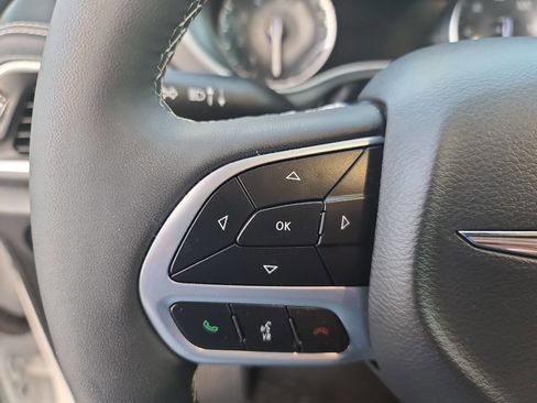 Used 2025 Chrysler Pacifica Select image 20