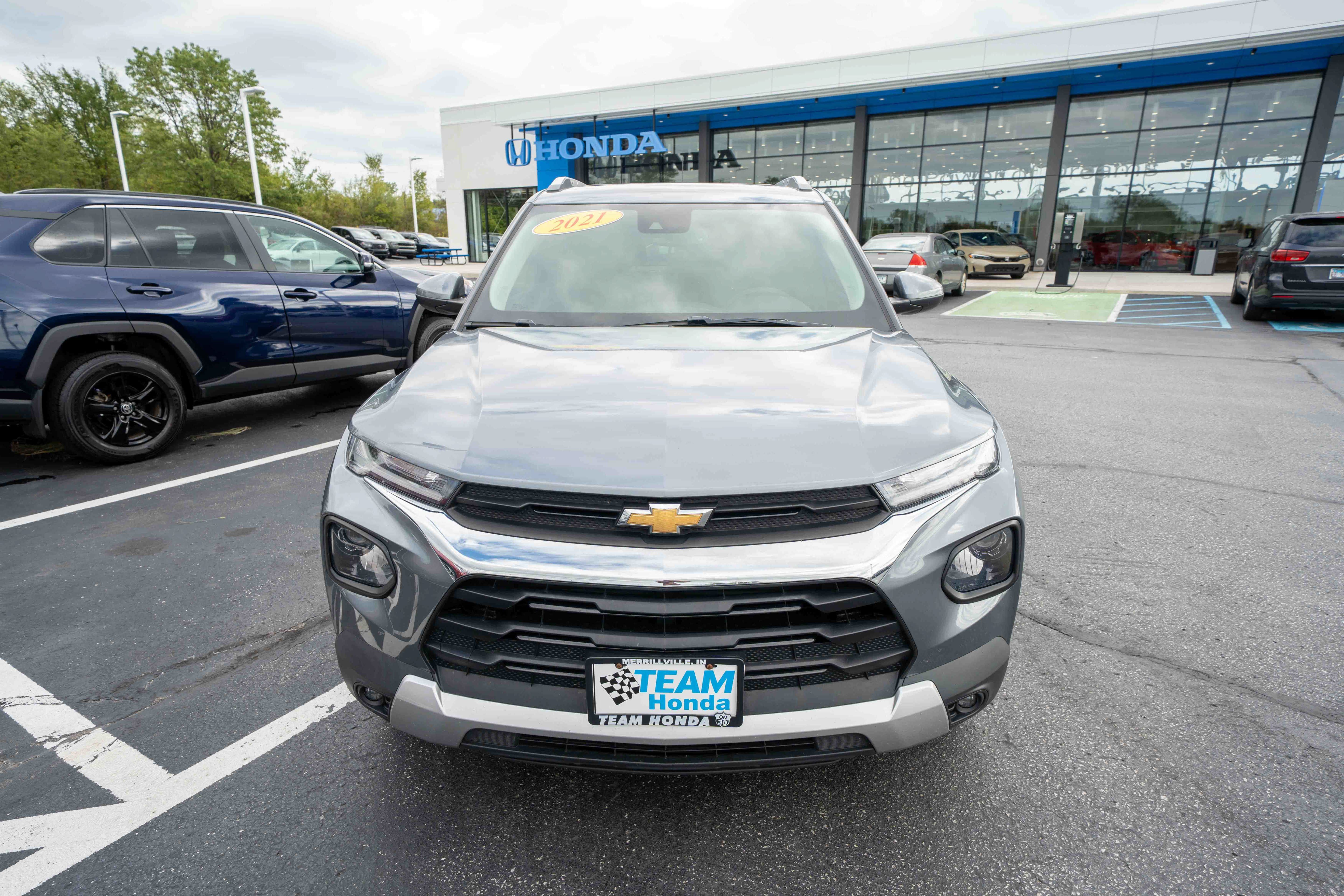 Used 2021 Chevrolet TrailBlazer LT w/ Sun and Liftgate Package FWD image 2