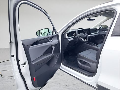 New 2025 Volkswagen Tiguan SE AWD/4WD image 18