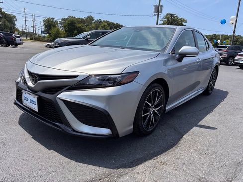 Used 2023 Toyota Camry SE FWD image 3