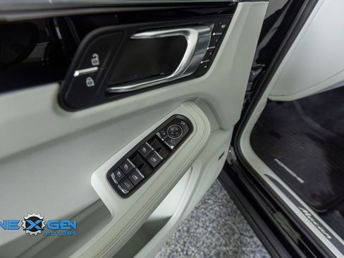Used 2024 Porsche Macan AWD/4WD image 12