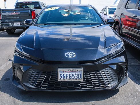Used 2025 Toyota Camry SE w/ Convenience Package FWD image 2