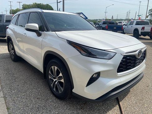 Used 2021 Toyota Highlander XLE AWD/4WD image 7