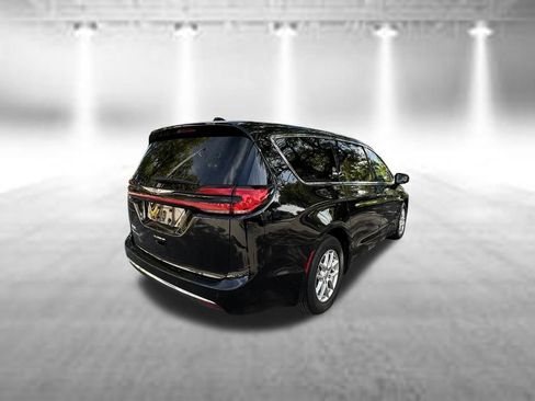 Certified 2024 Chrysler Pacifica Touring-L FWD image 7