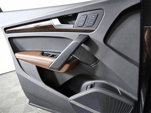 Used 2020 Audi Q5 e Prestige w/ Prestige Package image 27