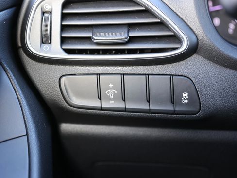 Used 2018 Hyundai Elantra GT image 28