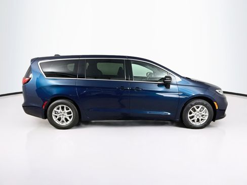 Used 2024 Chrysler Pacifica Touring FWD image 2
