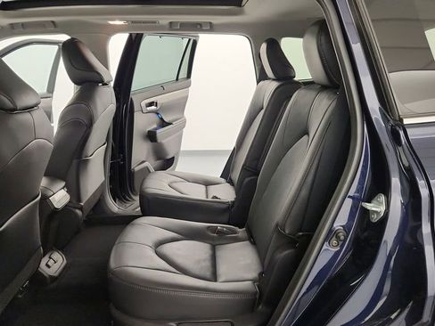 Used 2021 Toyota Highlander Limited image 16