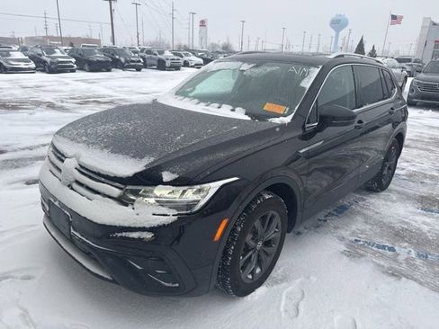 Used 2023 Volkswagen Tiguan SE w/ Panoramic Sunroof Package image 9