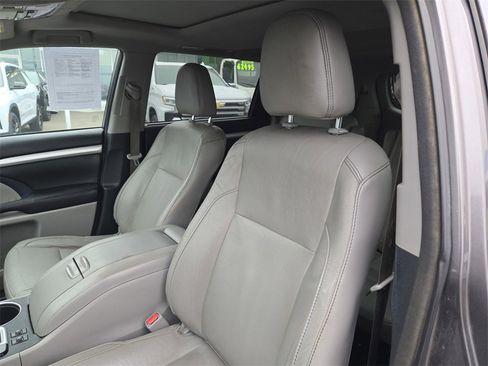 Used 2016 Toyota Highlander XLE image 12
