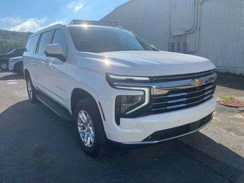 Used 2026 Chevrolet Suburban LT w/ Comfort Package AWD/4WD image 3
